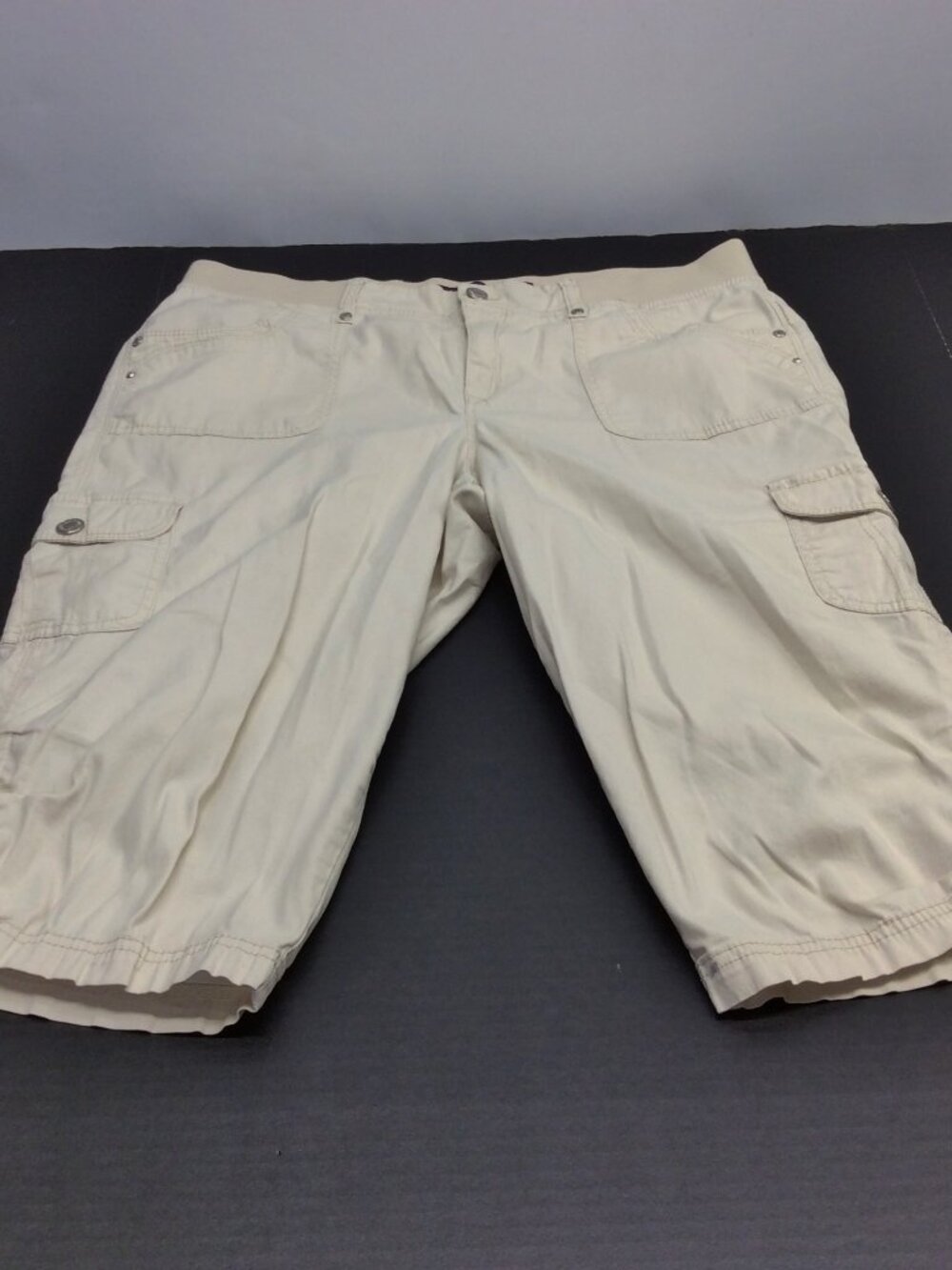 Gloria Vanderbilt Tan Capris 12 Pockets Ties Side of Legs Stretch Waist Senora